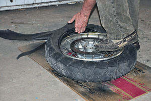 Changer un pneu moto au démonte pneu chez soi - TUTO MECANIQUE MOTO 